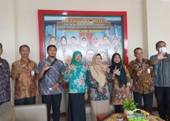 Tim Perpusnas RI bersama salah satu perpustakaan saat melakukan akreditasi. (Ist)