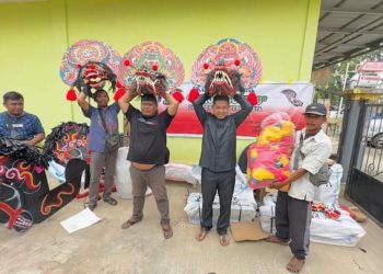 Joni Beri Dukungan Kesenian Di Kutim Dengan Beri Bantuan Alat Kesenian Reok