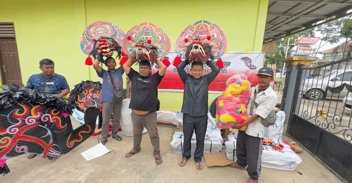 Joni Beri Dukungan Kesenian Di Kutim Dengan Beri Bantuan Alat Kesenian Reok