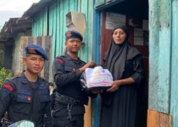 Batalyon A Pelopor Satbrimob Polda Kaltim Bagikan Sembako, Ringankan Beban Masyarakat di Balikpapan