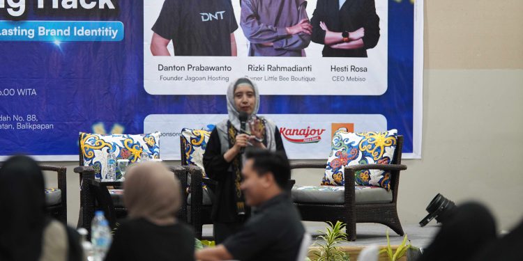Pegiat Digital Marketing, Rizki Rahmadianti dalam acara Branding dan Marketing Hack TDA Balikpapan